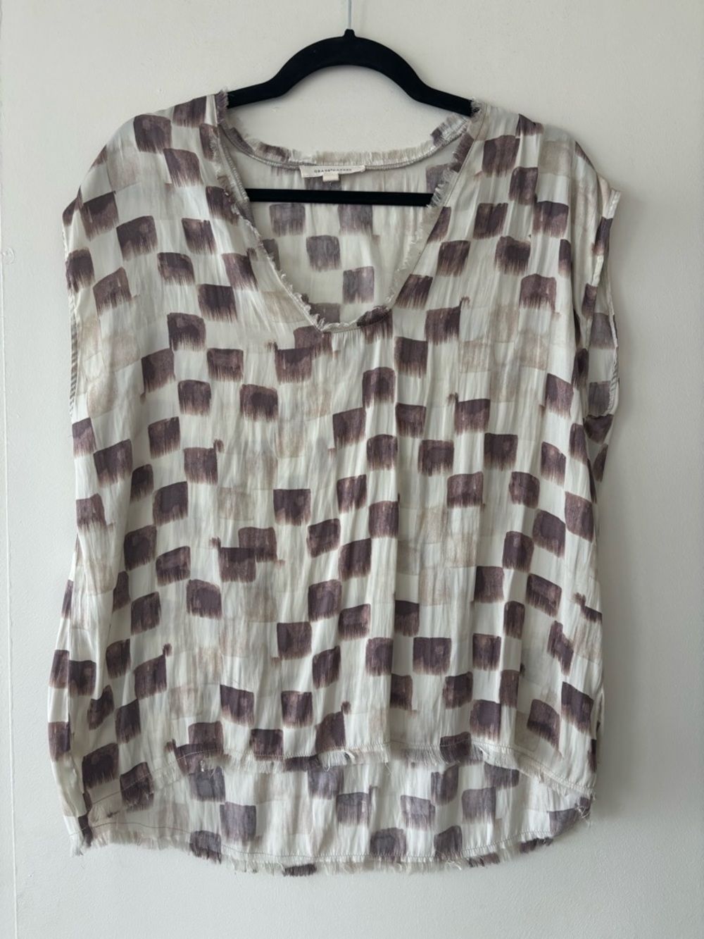 Relaxed V-Neck Sleeveless Blouse in Taupe and White